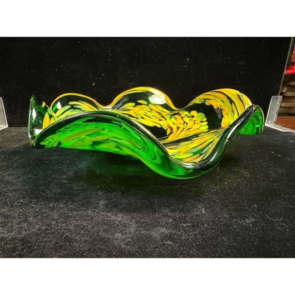 Hand‎ Blown Art Glass Ruffled Bowl Green Yellow Confetti Swirl Handkerchief Edge